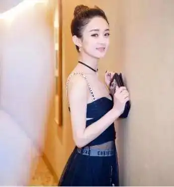  杨幂丸子头好减龄,宋祖儿给粉丝梳头像掐架,赵丽颖热巴无敌了