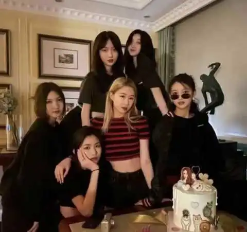 14岁李嫣与闺蜜玩变装,穿水手服露小蛮腰,早熟画风引争议
