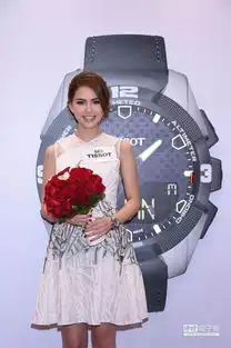  j嫂昆凌出席香港表店开幕赠情侣腕表