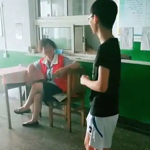 陪闺蜜一起剪短发后,宿管阿姨不让进,你确定这是女生