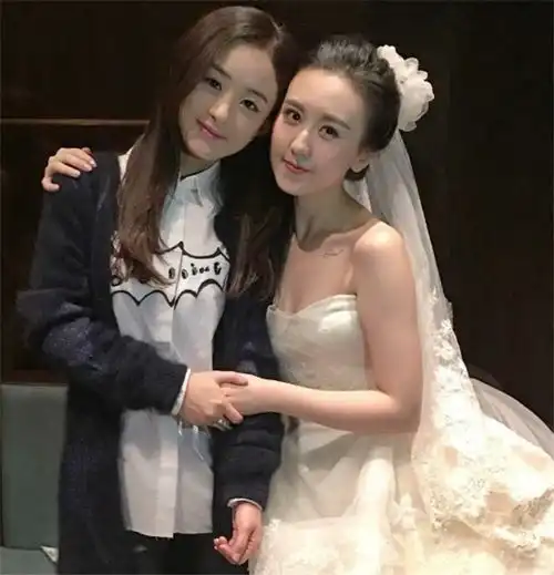 明星参加婚礼,赵丽颖低调,邓伦接地气,看到娜扎抢新娘的风头