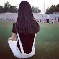 闺蜜头像背影长发蹲坐一人一张愿你成为最好的自己