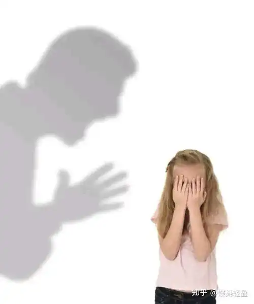 小女孩被妈妈打骂,原因让人侧目不要让踢猫效应毁了孩子的人生