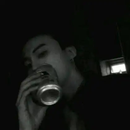  qq头像黑白男,是纯黑色的比较接近灰色