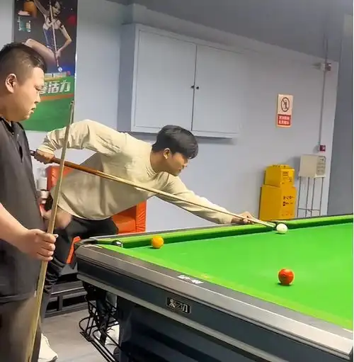  解清帅和大哥打台球,解清栋全场耍赖,被二弟抓现行