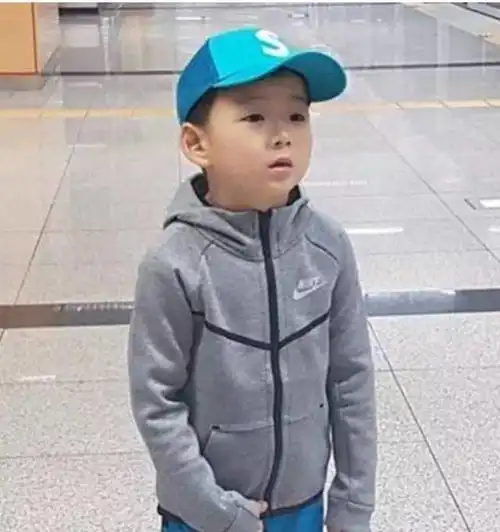 称霸半边天的表情包王子宋民国长大成这个样子,你们还爱吗