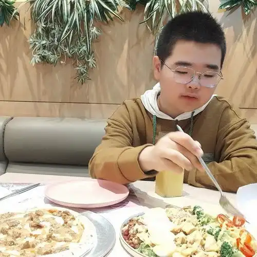  乡村爱情谢腾飞长大了,脸盘圆润眼睛小,网友该减肥了