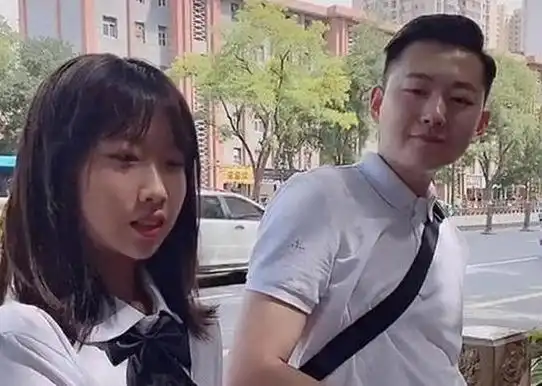  最年轻爸爸火了,接女儿放学被认作情侣,老师孩子早恋了