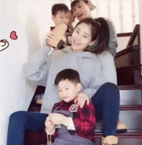  因为长得太帅,妻子倒追五年才得手,婚后两人生活甜蜜