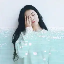  单手捂眼白色衣服的情侣头像,一男一女,单手捂眼,歪着头