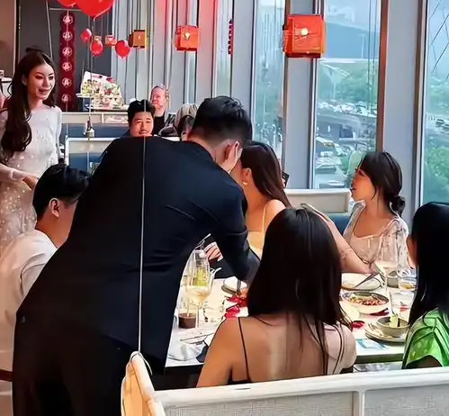  汪小菲大婚现场喜庆洋洋夫妻俩穿中式婚服,马筱梅着红装太贵气