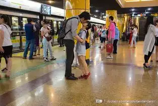 他拍遍了上海地铁站里接吻的情侣