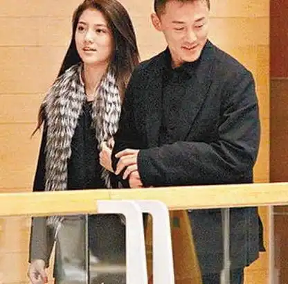  甩30亿男友,又攀上百亿富三代,撩汉手段堪比邓文迪高看她了