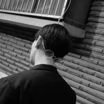  霸气男生黑白背影头像他的影子就是那么帅