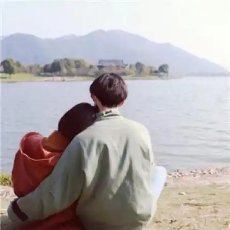  2020年微信情侣头像图片不顾一切的奔向你