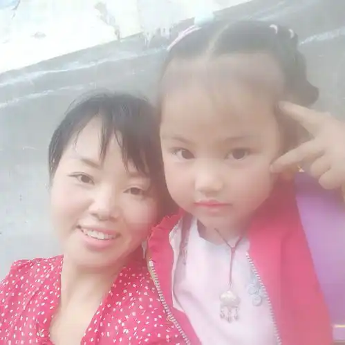  陪老婆体验克隆手膜,还怪有意思的,下次来个手牵手情侣版