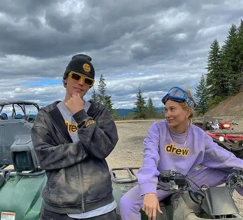  比伯夫妇合体秀恩爱,穿情侣装玩越野,甜蜜pose看酸网友