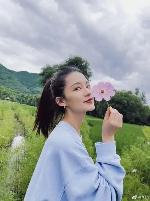  李沁穿条纹衬衫扎丸子头小清新蛮腰长腿瞩目