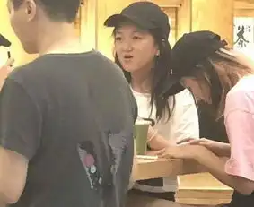 王菲窦靖童录综艺李嫣现场打call,母女仨很温馨