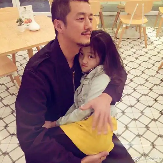 王菲14岁女儿晒露背照肩上黑色纹身被指太早熟
