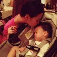  情侣头像抱小孩的一对微信头像图片大全