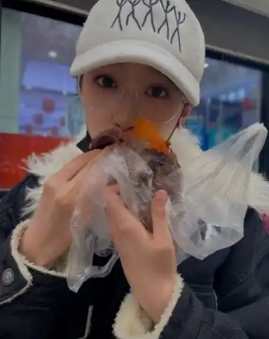  关晓彤被鹿晗粉丝骂,心情未受影响,片场和张一山边吃零食边对台词