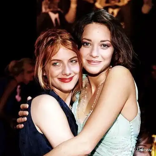  有没有欧美两个人抱一起的甜蜜头像