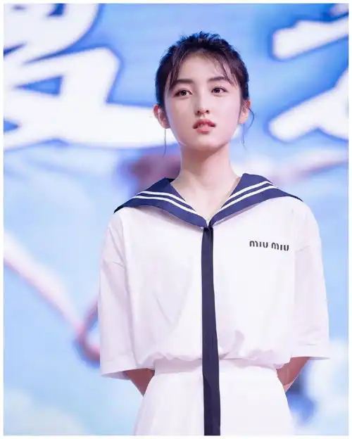  吴磊张子枫同框,校服穿搭出席,网友是幻想中校园情侣的样子