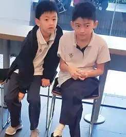  张柏芝带儿子出行被误认成情侣,看到旁边谢振轩身高,帅气不减谢