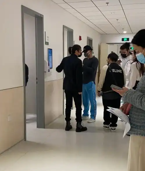 黄子韬被曝深夜看急诊,身边跟随五个人,目击者回应后续