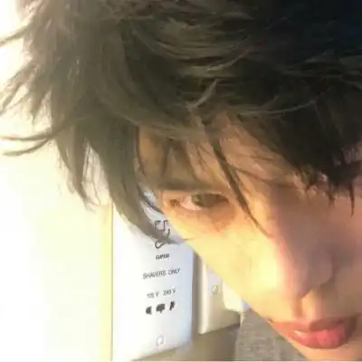  帅哥男头半脸部位头像底线一旦没有就崩溃