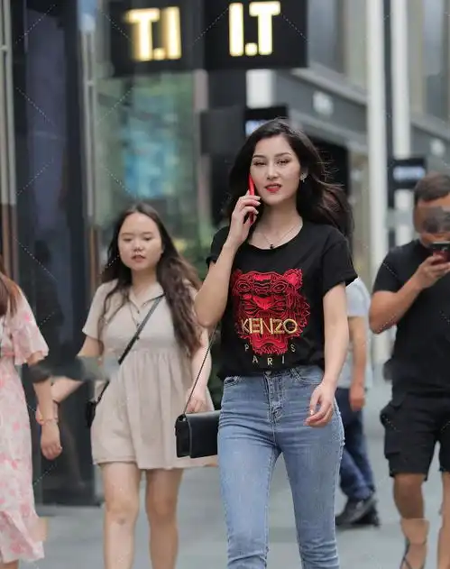  黑色短袖和牛仔短裤的搭配,简单利索经典时髦