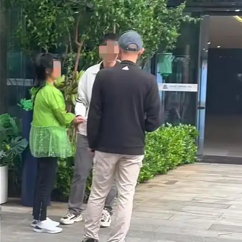 湖北男子和女闺蜜去玩,把2张门票都装口袋,回家被妻子发现吵架