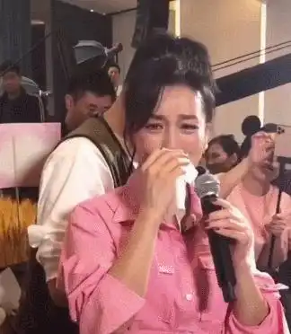 张庭夫妇秀40亿豪华仓库,全国有7个难怪17亿大楼送闺蜜一层