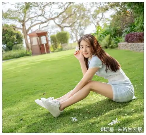 方媛邀闺蜜在私人游艇游玩,简约吊带显身材穿长筒牛仔裤不嫌热