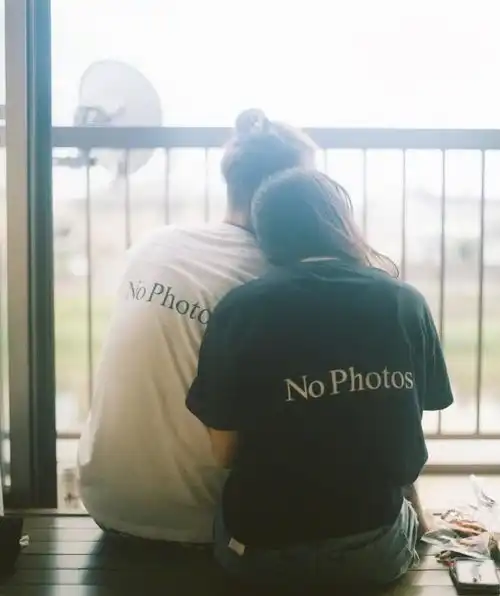  娱乐圈又一男星公布恋情,深夜公开晒照,女友背影却意外遭调侃