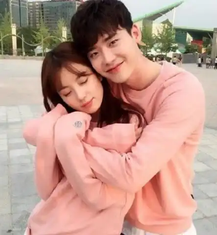  捏脸摸头背后抱挽手,影视作品中不是kiss也甜掉牙的瞬间