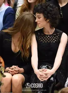  超模caradelevingne带着女友公然在秀场上晒恩爱