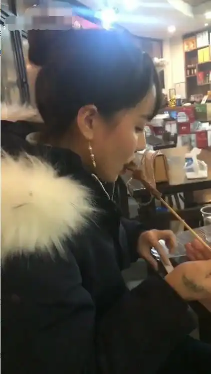 抖音发际线小姐姐火了,刘海被扯下的那刻,网友闺蜜还好吗