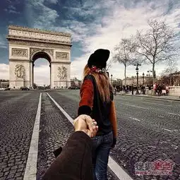  情侣牵手环游世界另类甜蜜照