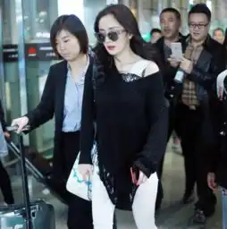  杨幂时尚新风格,模仿沈梦辰风格,黑毛衣搭白长裤