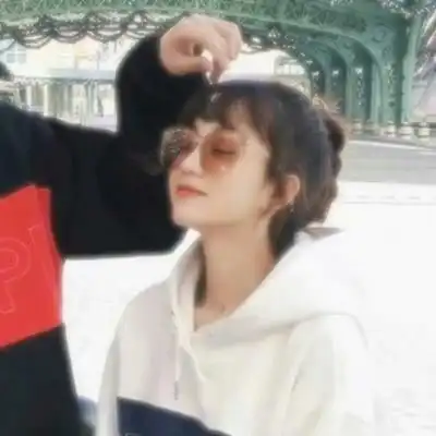  清新情侣头像两张配对的野外情头真人一人一半