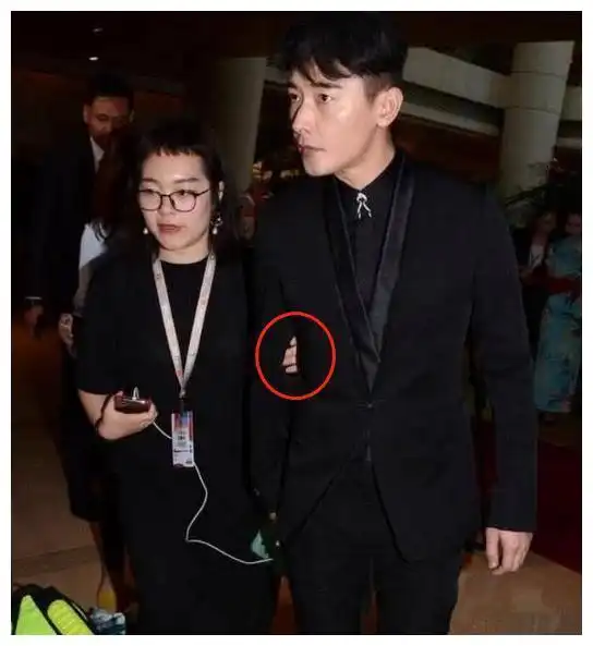 感情疑生变唐嫣老公和女助理行为亲密,挽手打闹还帮忙整理帽子
