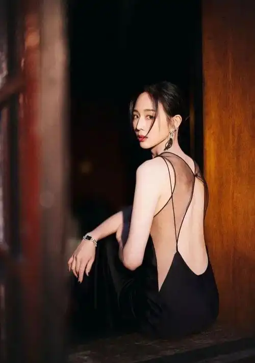 39岁张钧甯穿露背礼服太惊艳罕见性感肤如凝脂