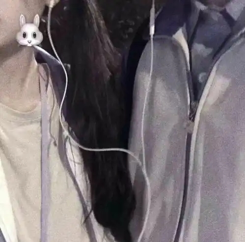  有没有一人戴一边耳机的情侣头像呀