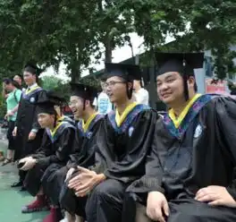毕业季武汉大学风雨操场惊现巨型快递盒