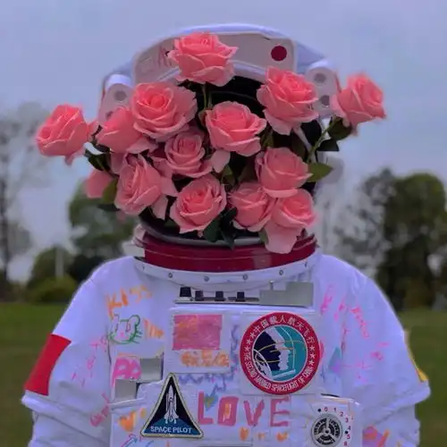  捧花头像我将玫瑰藏于身后,时刻期待与你赴约