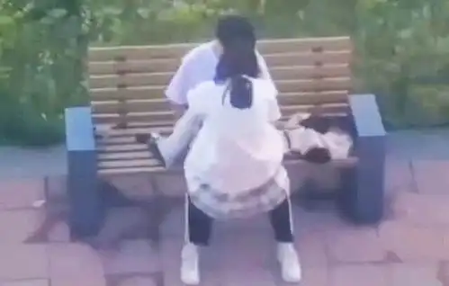  小情侣在公园欲火难耐,女友穿jk裙跨坐男友双腿间,动作起伏不定