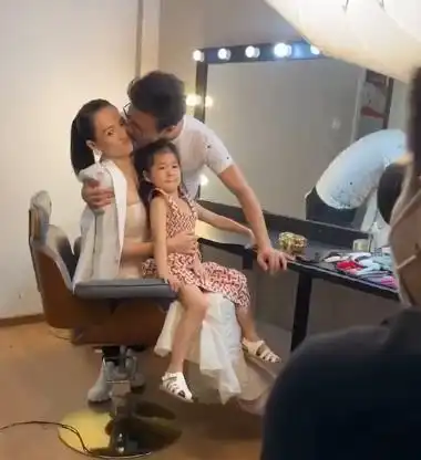  汪峰带女儿探班章子怡,当众献吻老婆,醒宝手玩5亿珠宝超淡定