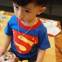 求这个萌超人小孩头像的原图和这个小孩的名字